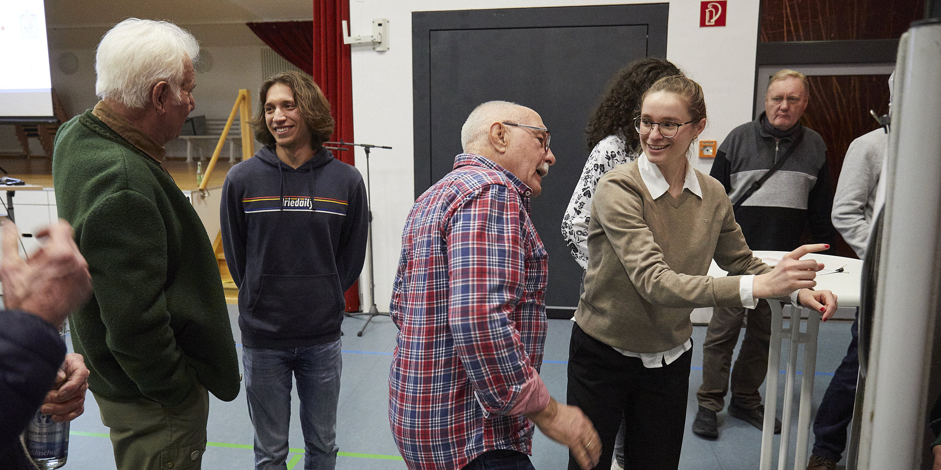 Eine Studentin erklärt interessierten Besuchern ihr Projekt.