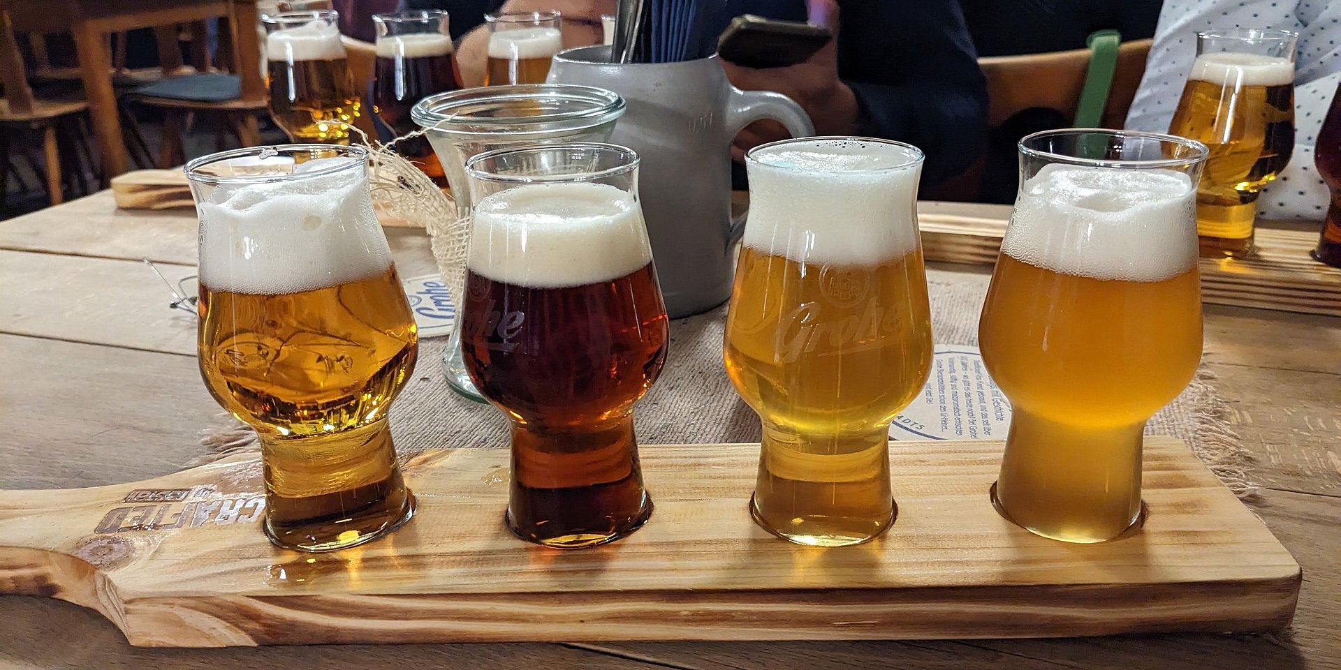 Bierverkostung in einer Kneipe in Darmstadt.