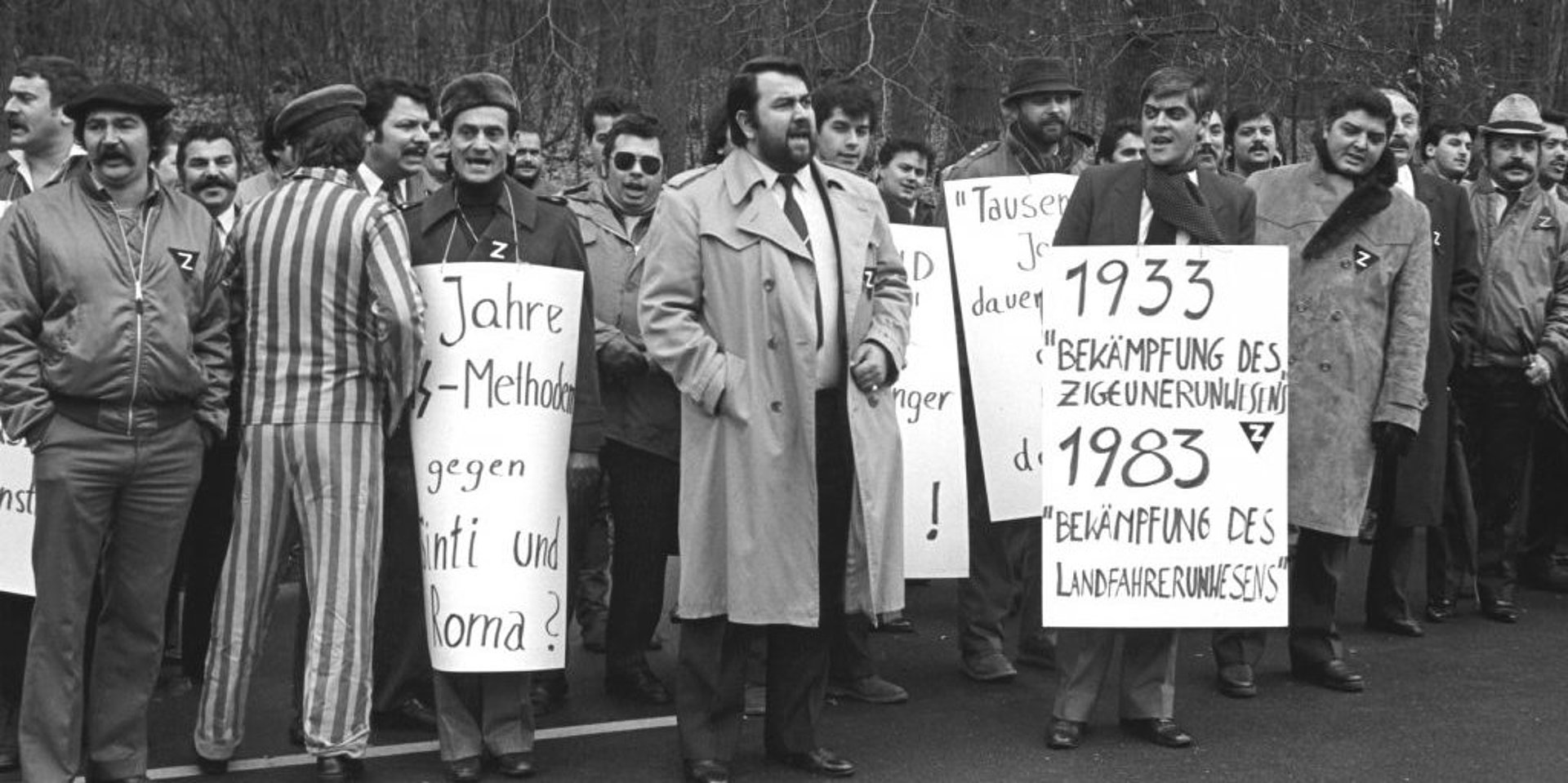Historisches Bild der Sinti und Roma, die gegen Ausgrenzung und Diskriminierung demonstrieren.