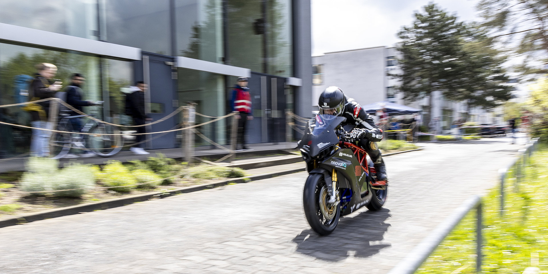 Fahrer sitzt auf einem Elektro-Sportmotorrad.