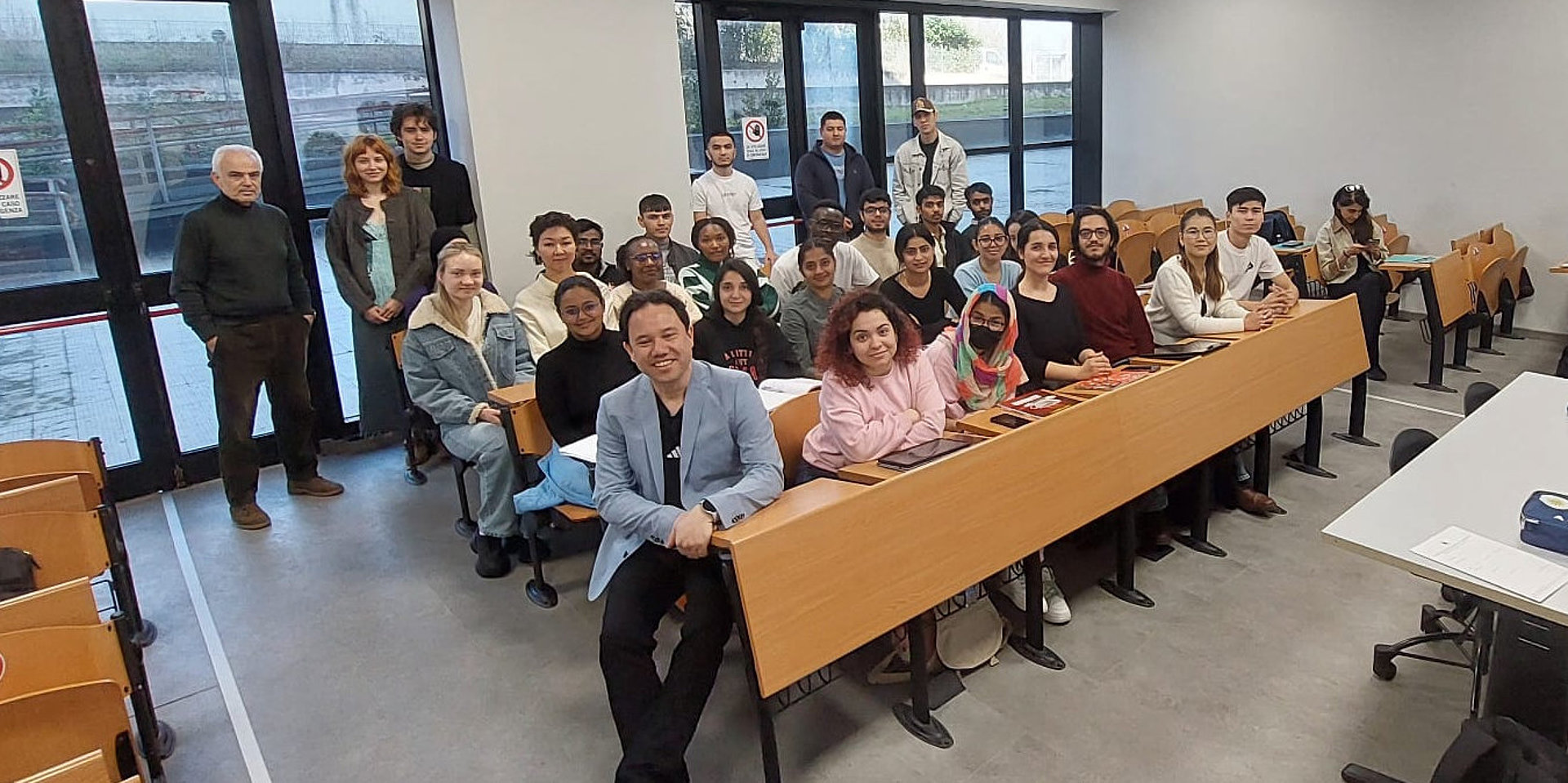 Ein Hörsaal voller Studierender und Professoren.