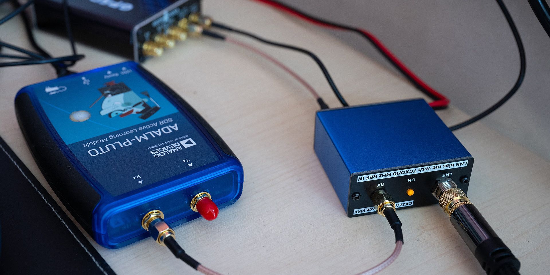 Verschiedene elektronische Bauteile der Funkstation, die mit Kabeln verbunden sind. 