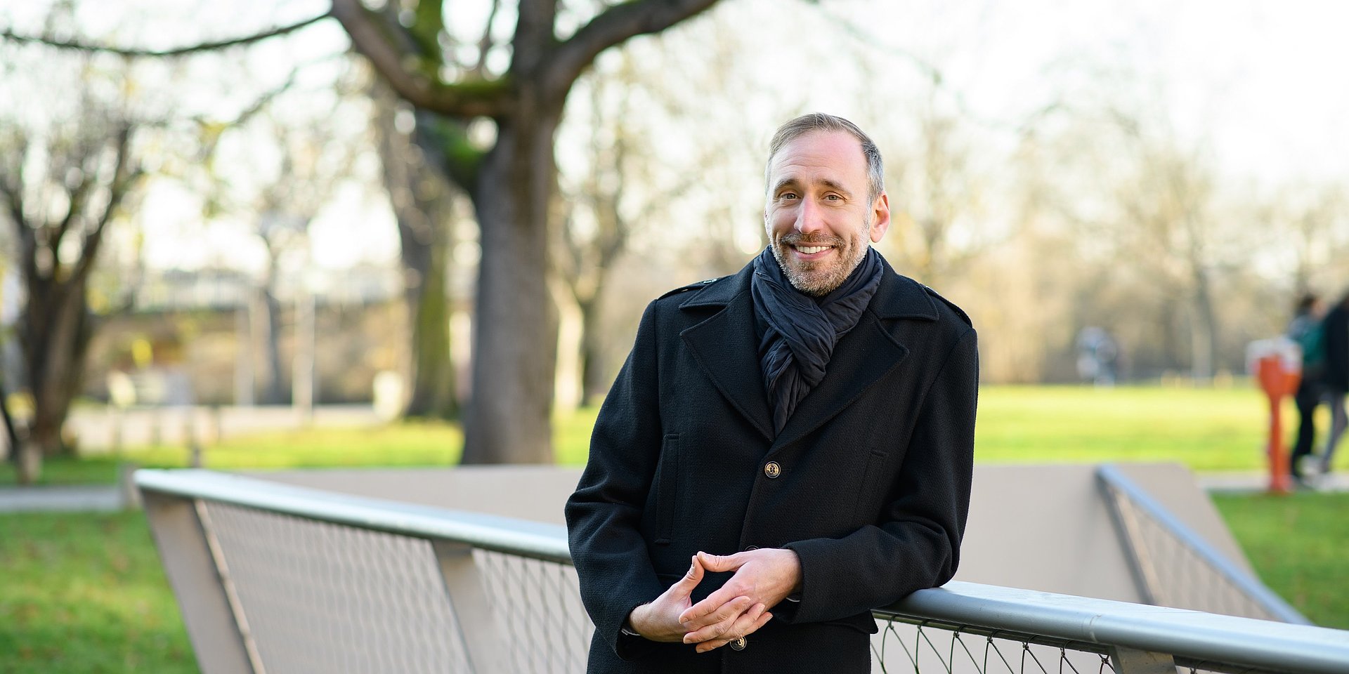 Portrait von Prof. Dr. Tobias Vogel mit grüner Parklandschaft im Hintergrund