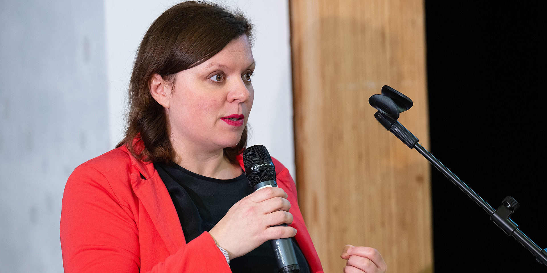 Dr. Eszter Tóth vom Fachbereich Wirtschaft forscht zu Kindern und Jugendlichen.