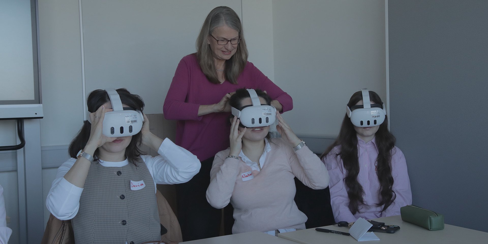 Sprachlernende mit VR-Brillen.