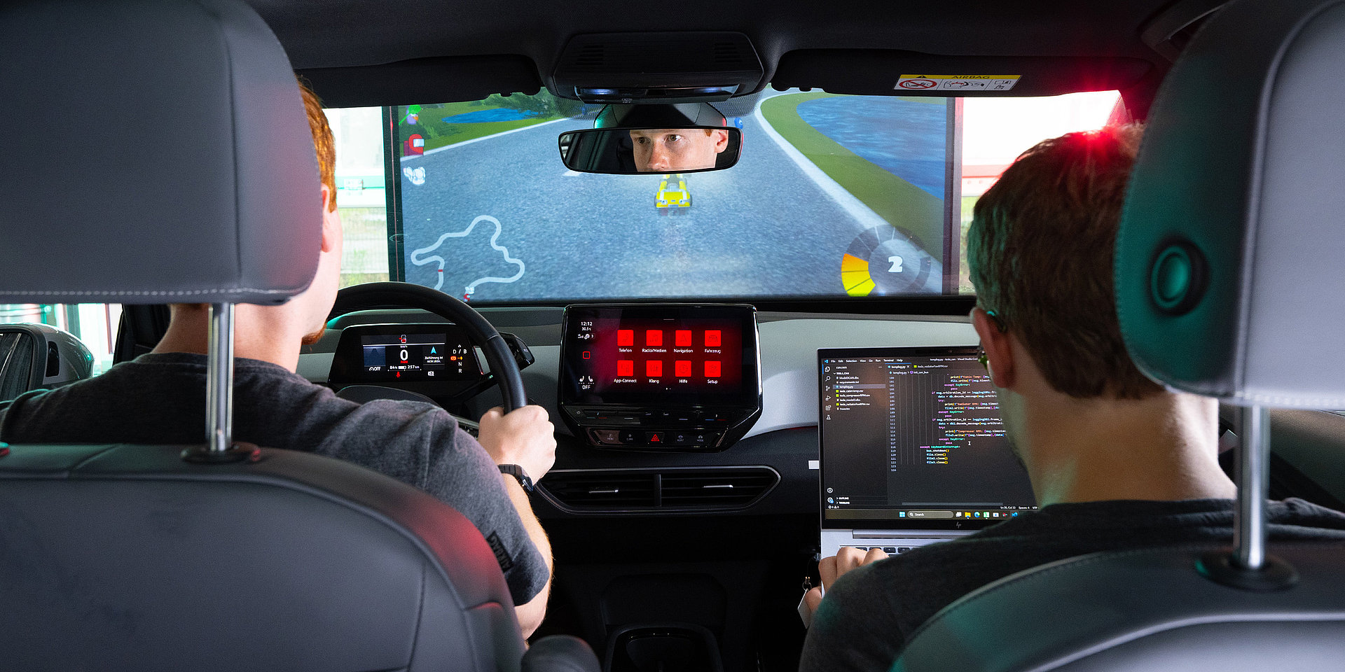 Zwei Personen sitzend im Auto.