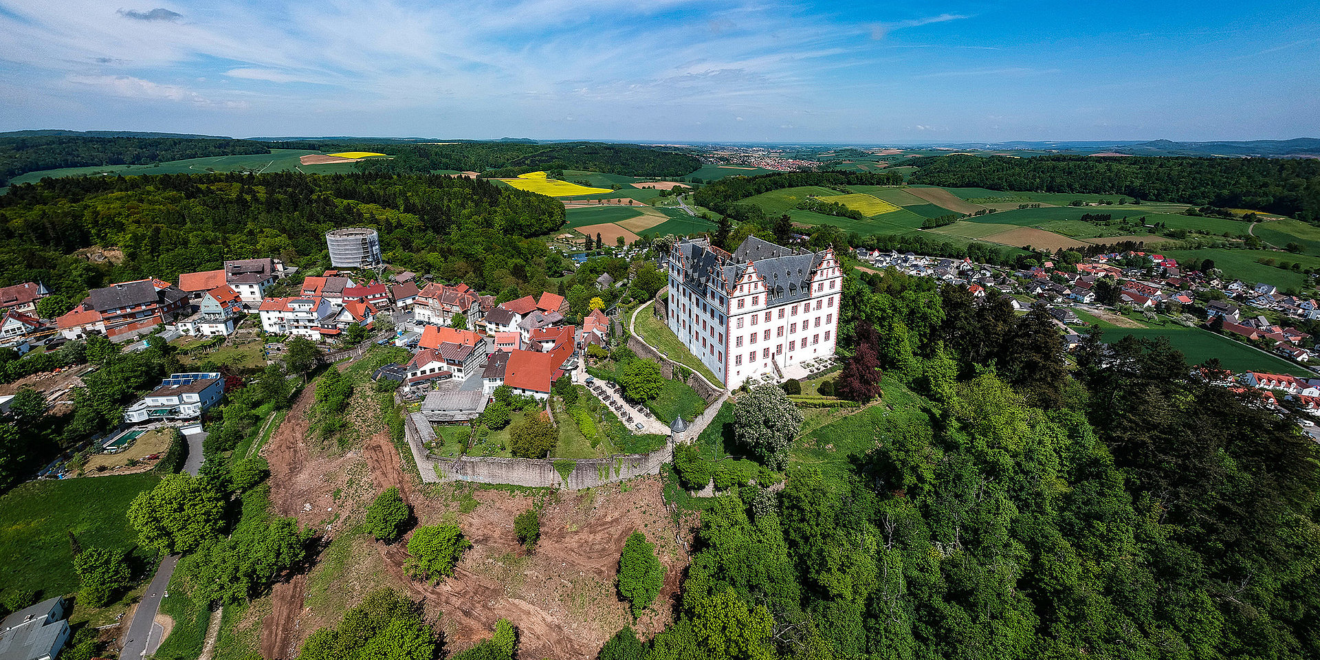Schloss Lichtenberg im Fischbachtal von oben.