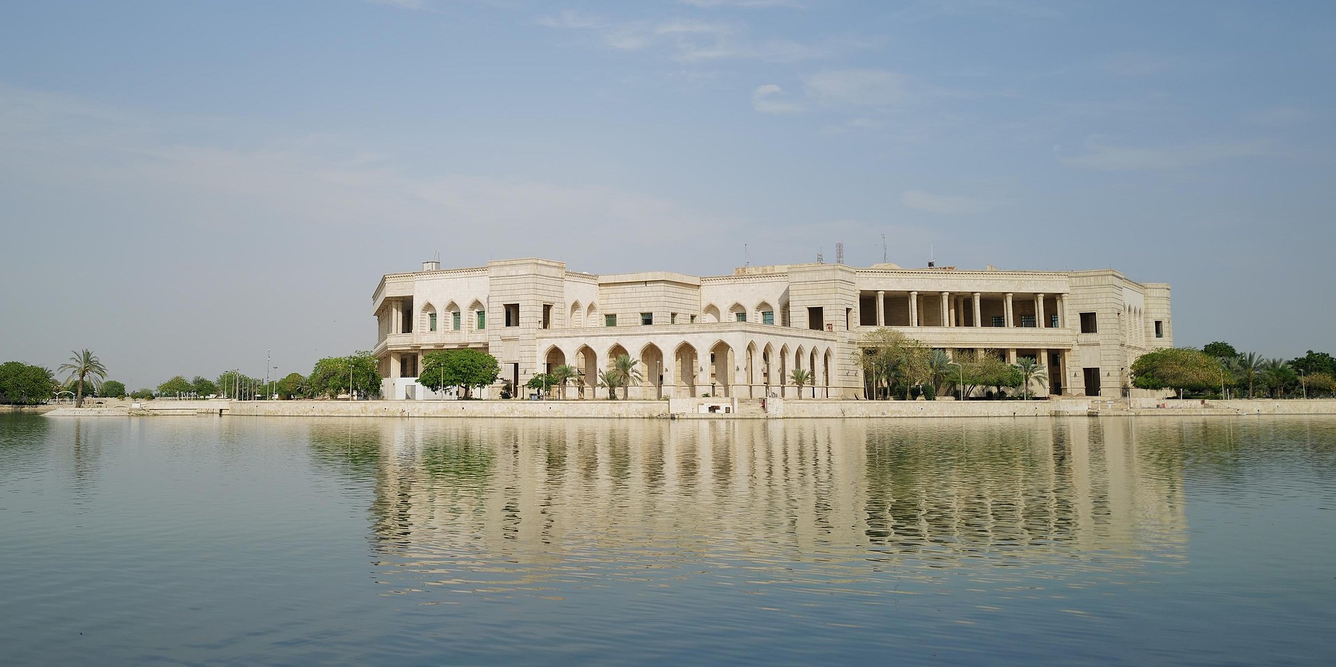 Ein großes, prächtiges Gebäude im Irak.