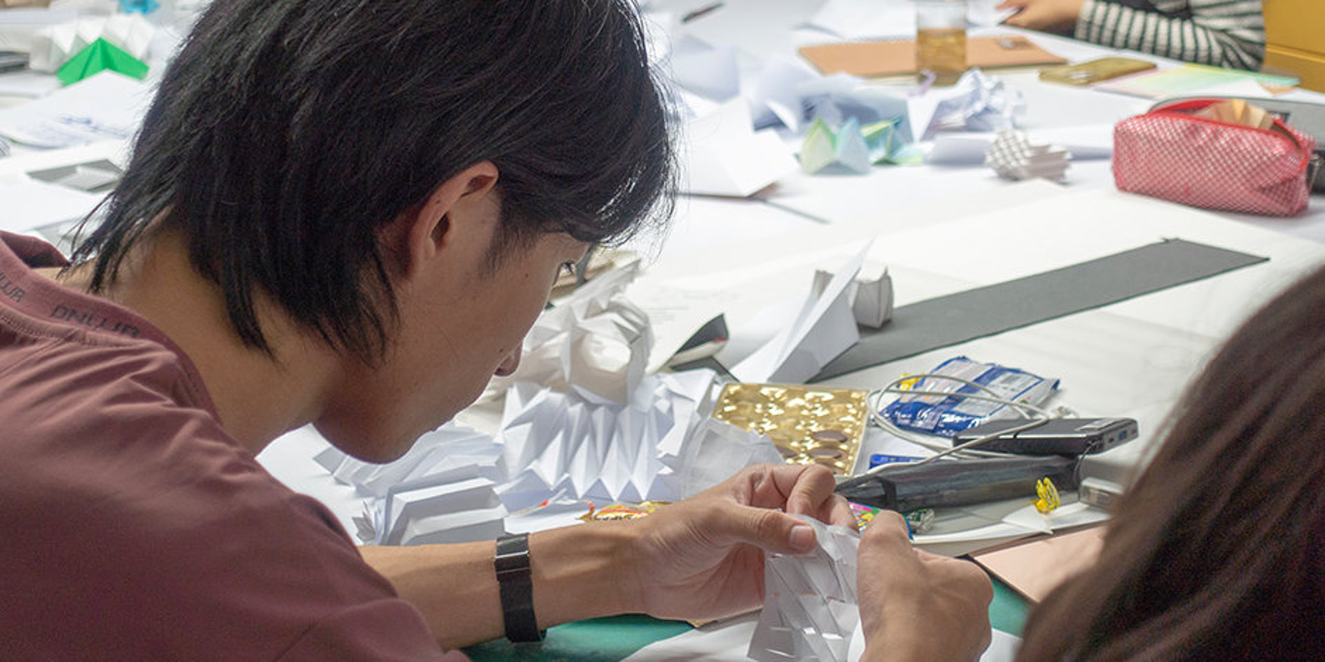 Ein Student bastelt sein eigenes Origami.