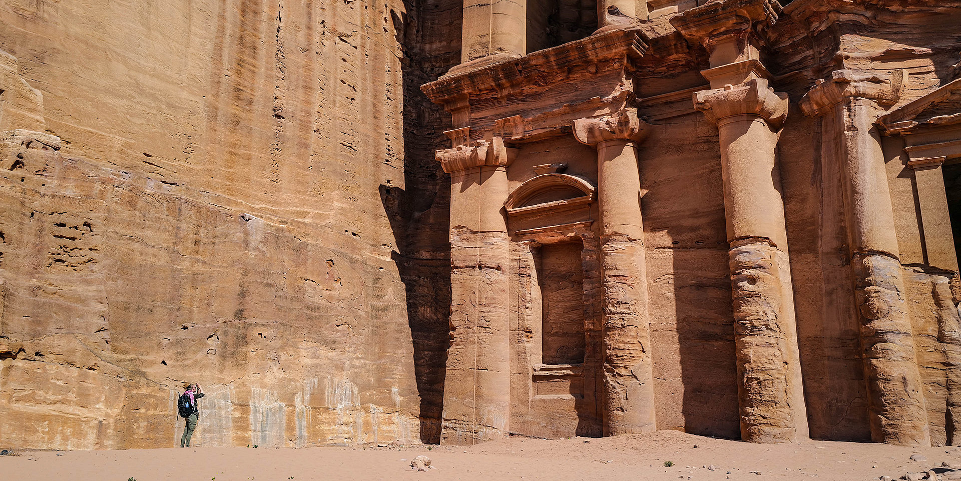 Sandsteinwand von Petra in Jordanien.