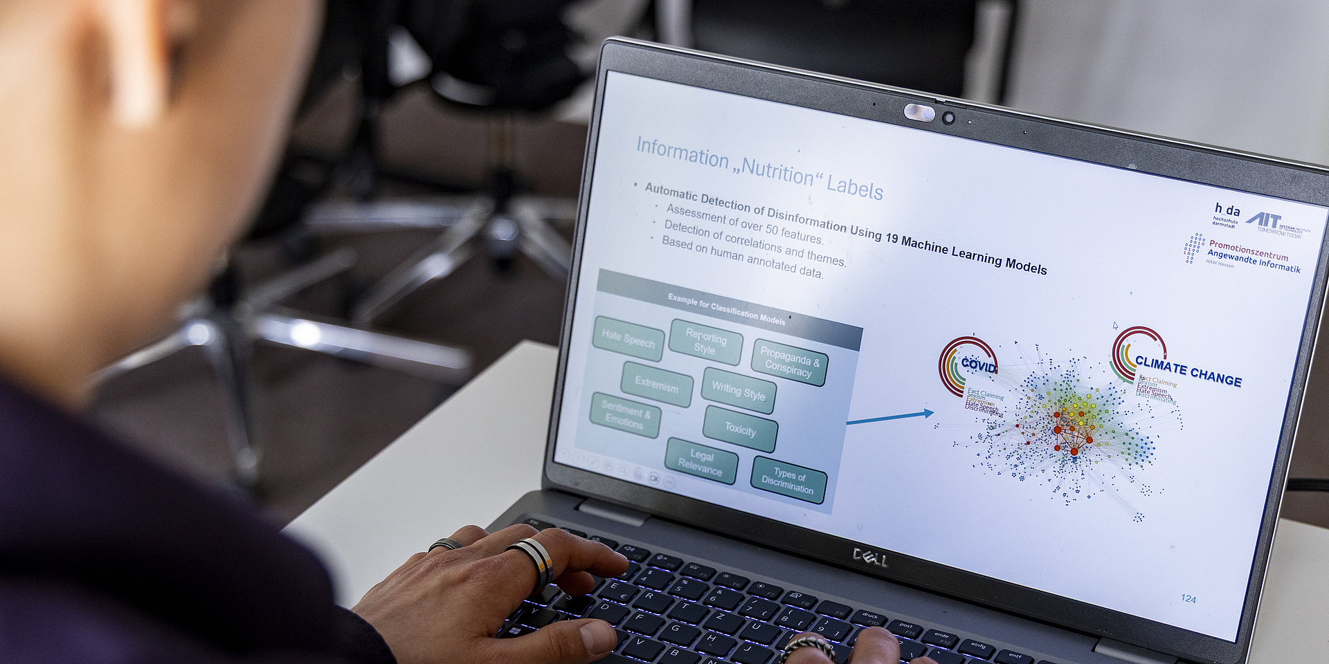Forscherin analysiert Daten am Computer.