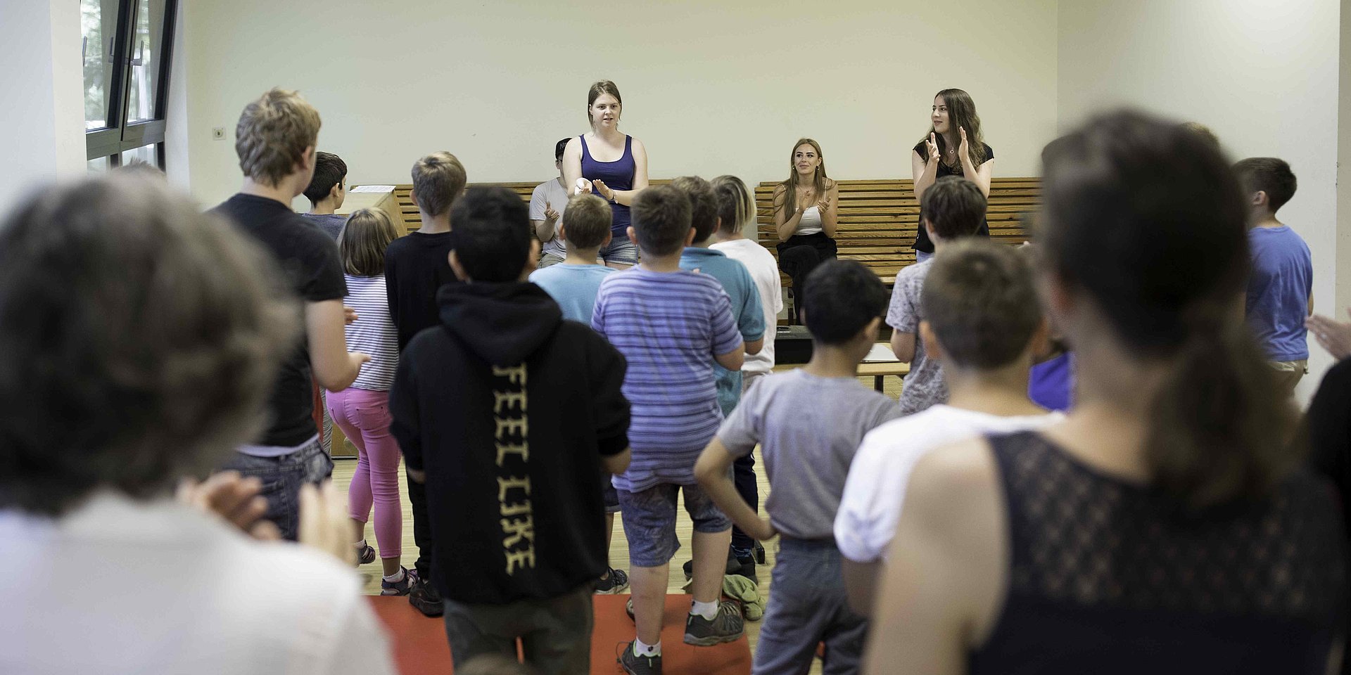 Große Kindergruppe beim Klatschen und Tanzen