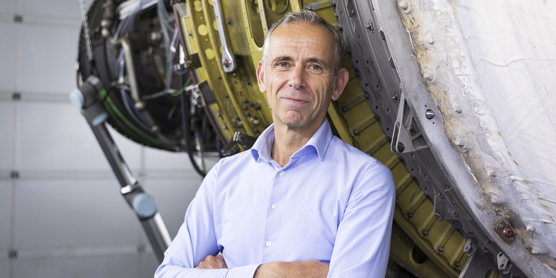 Portrait Prof. Ruß vor der Turbine stehend.