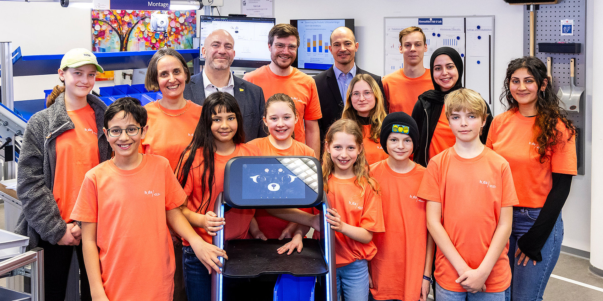 Teamfoto Fab U Lab, alle in orangenen T-Shirts.