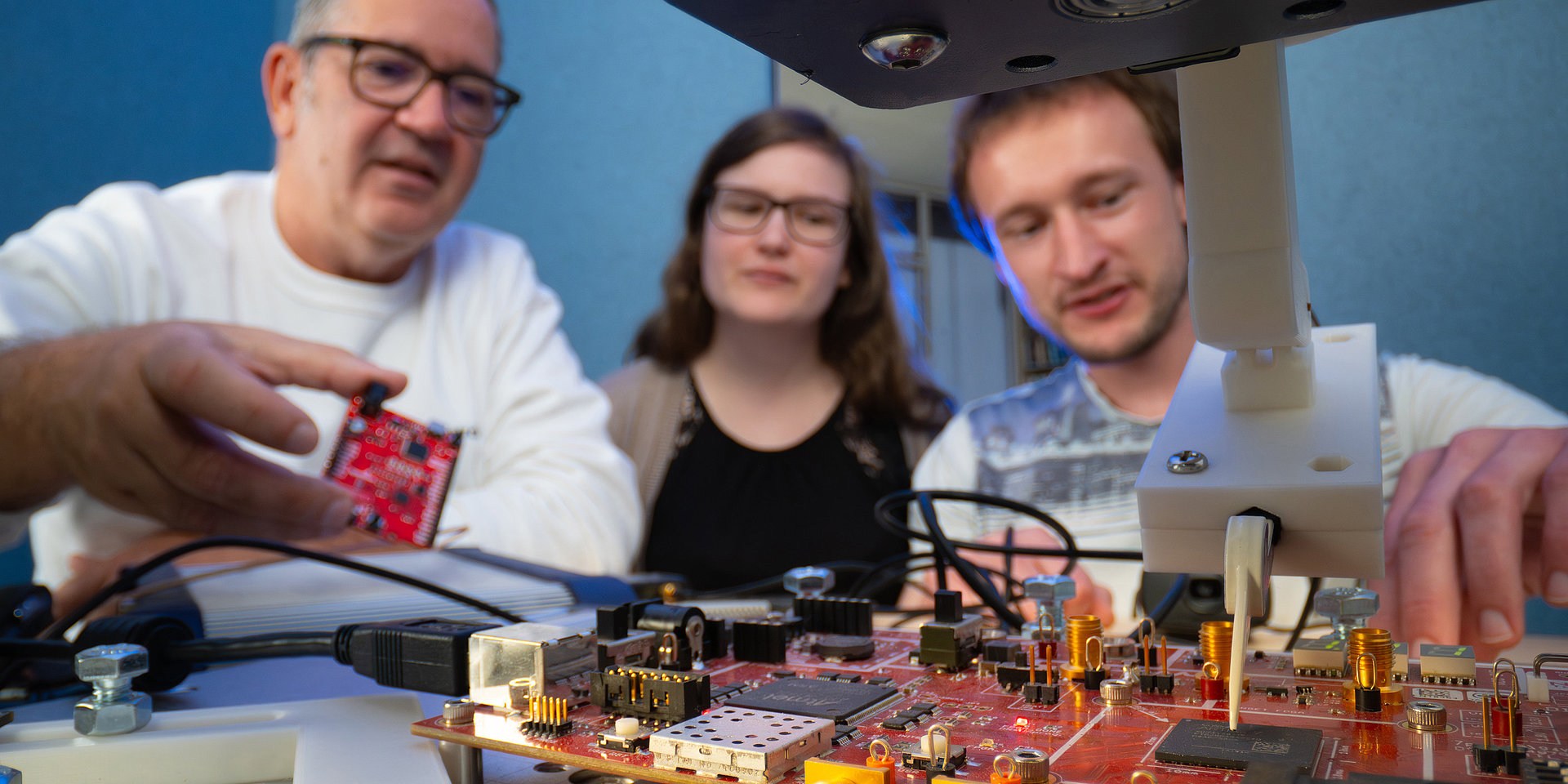 Prof. Campos demonstrates an electromagnetic probe to his students.