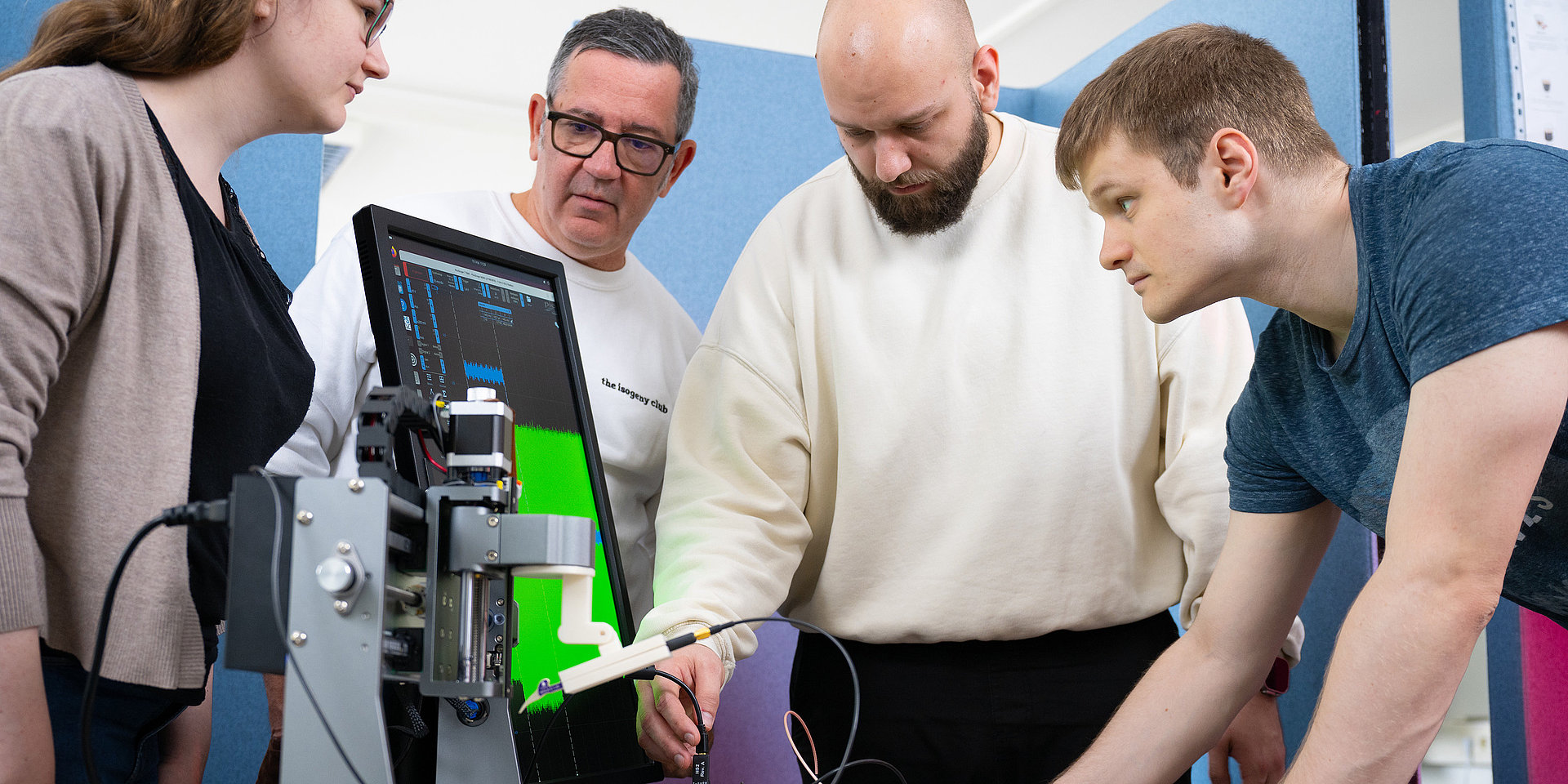 Prof. Campos with students in front of a computer.