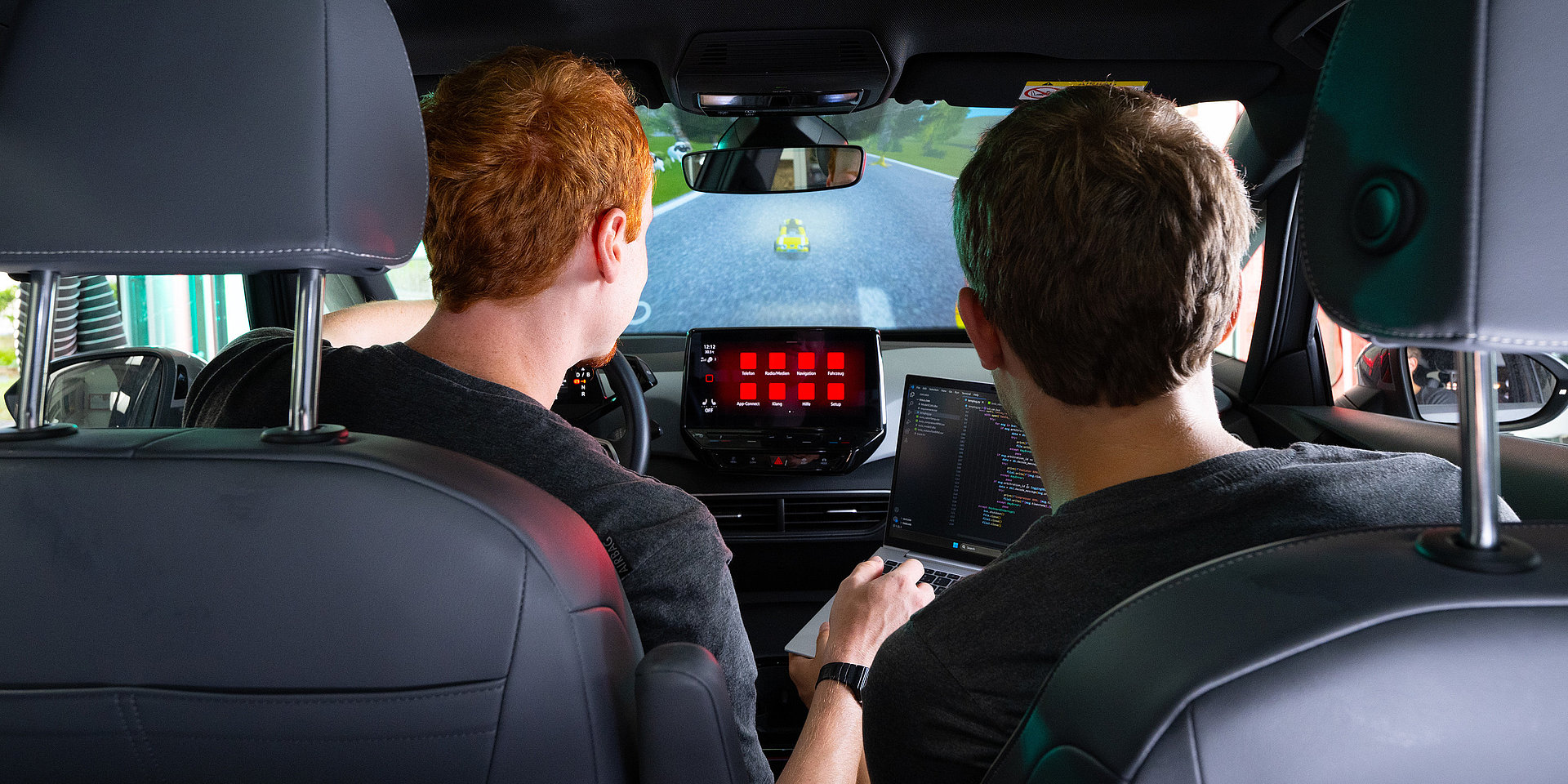 Timm Lauser und Jannis Hamborg sitzen im VW. 