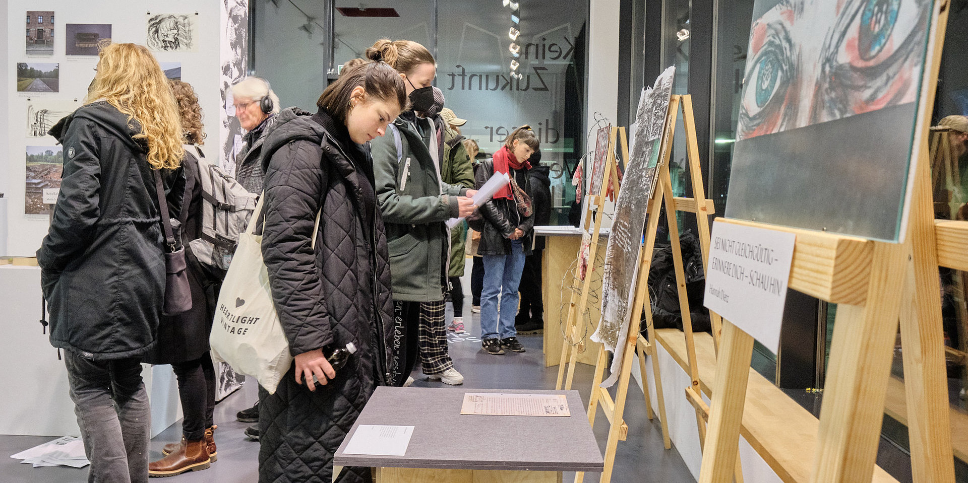 Besucherin schaut sich ein Kunstwerk an.
