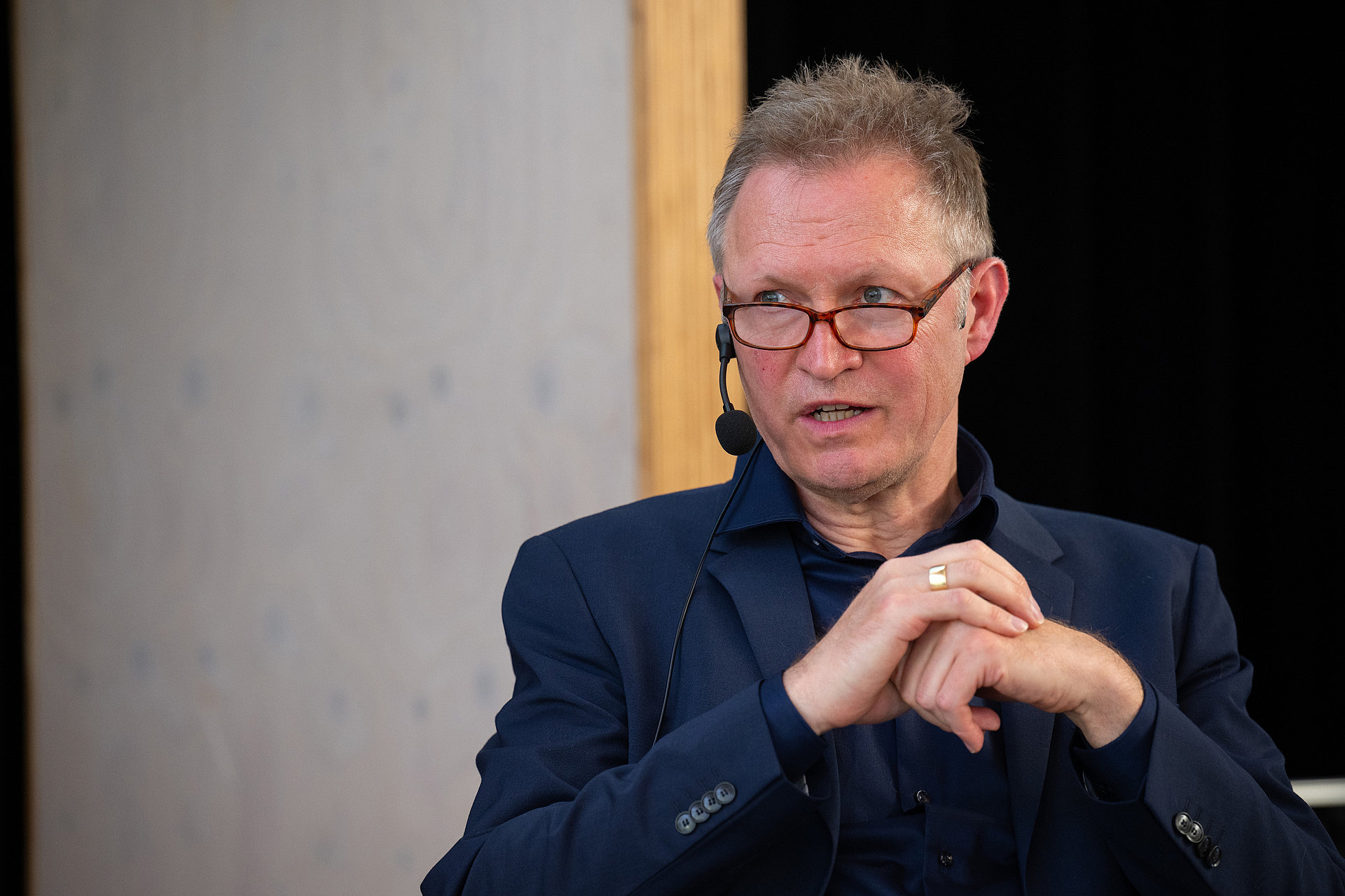 Moderator Thomas Döring asks a question and looks at the person he is addressing.