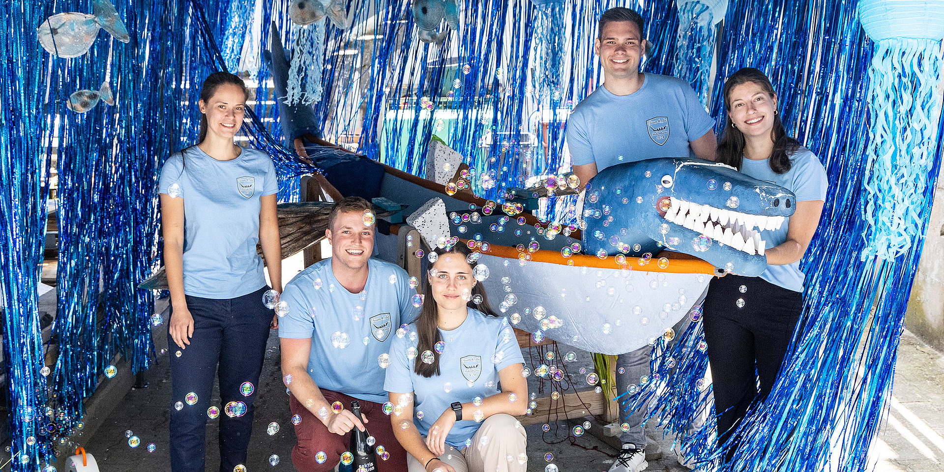 Bauingenieurwesen-Studierende der Hochschule Darmstadt mit einem selbstgebauten Leichtbeton-Kanu.