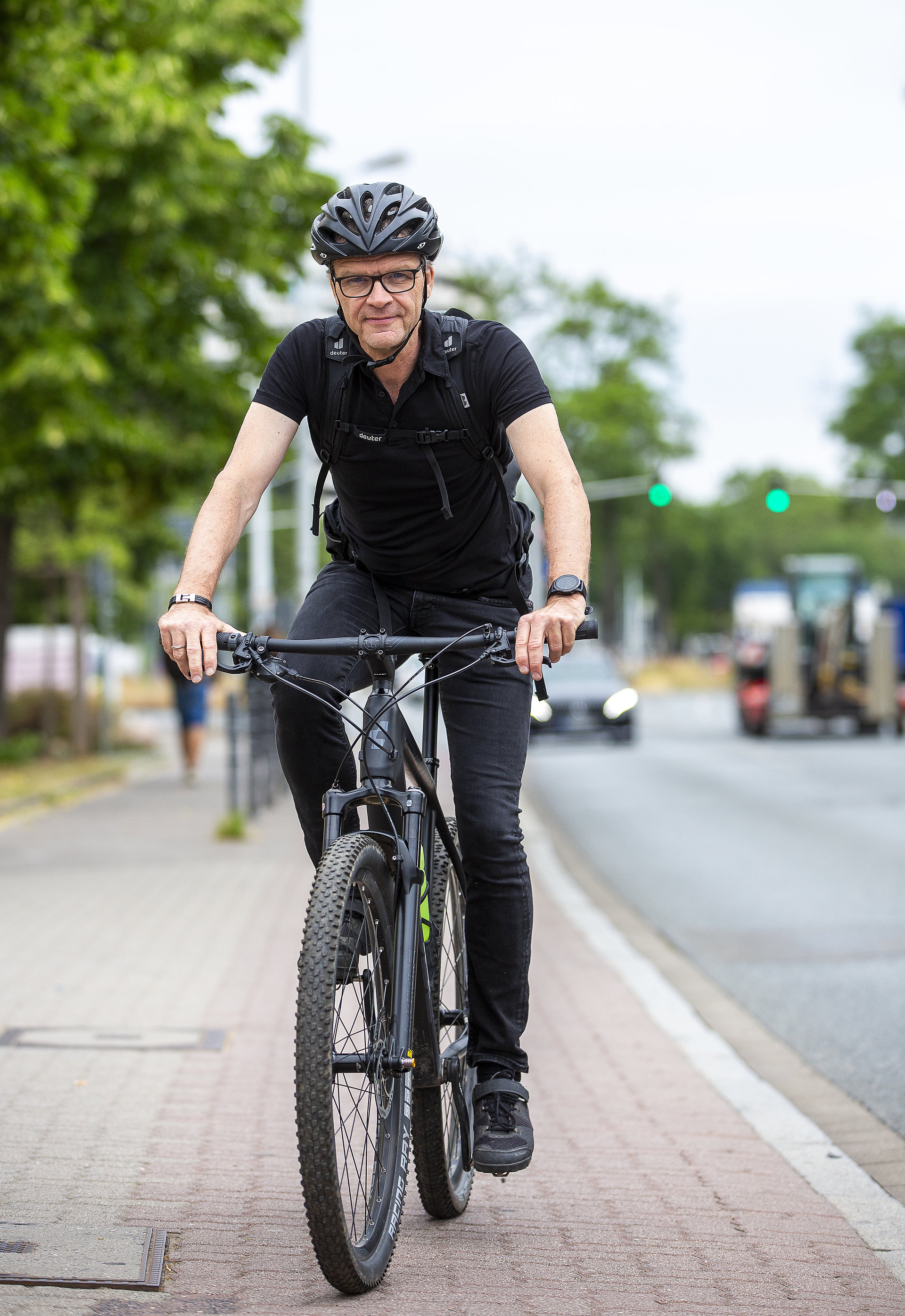 Prof. Andreas Homburg unterwegs auf dem Fahrrad.