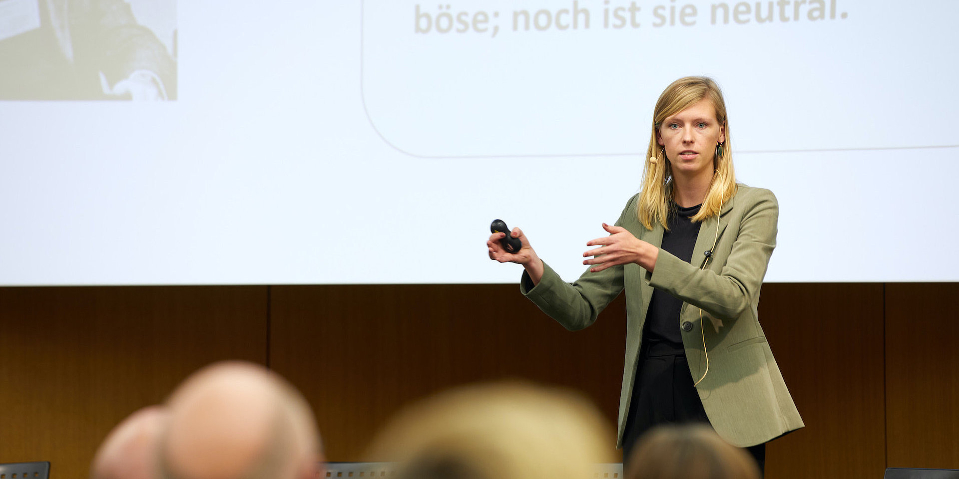 Carla Hustedt auf der Bühne.