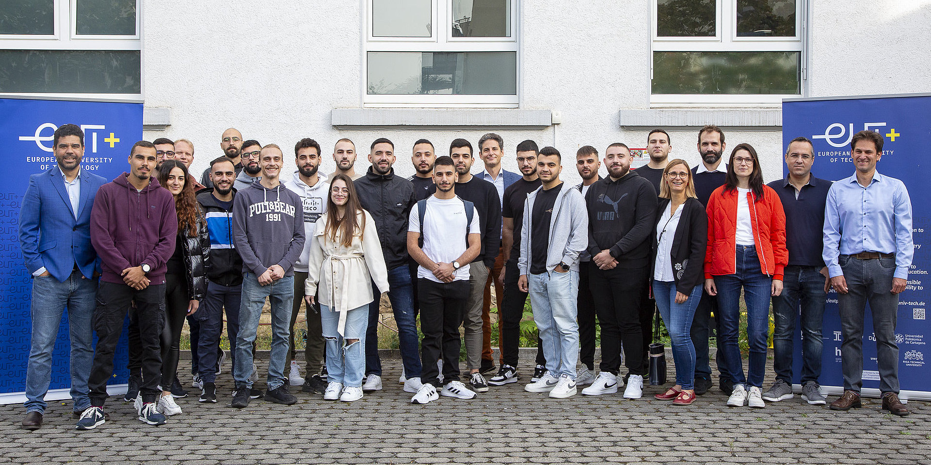 EUt+ Austauschgruppe aus Zypern vor einem hda Gebäude.