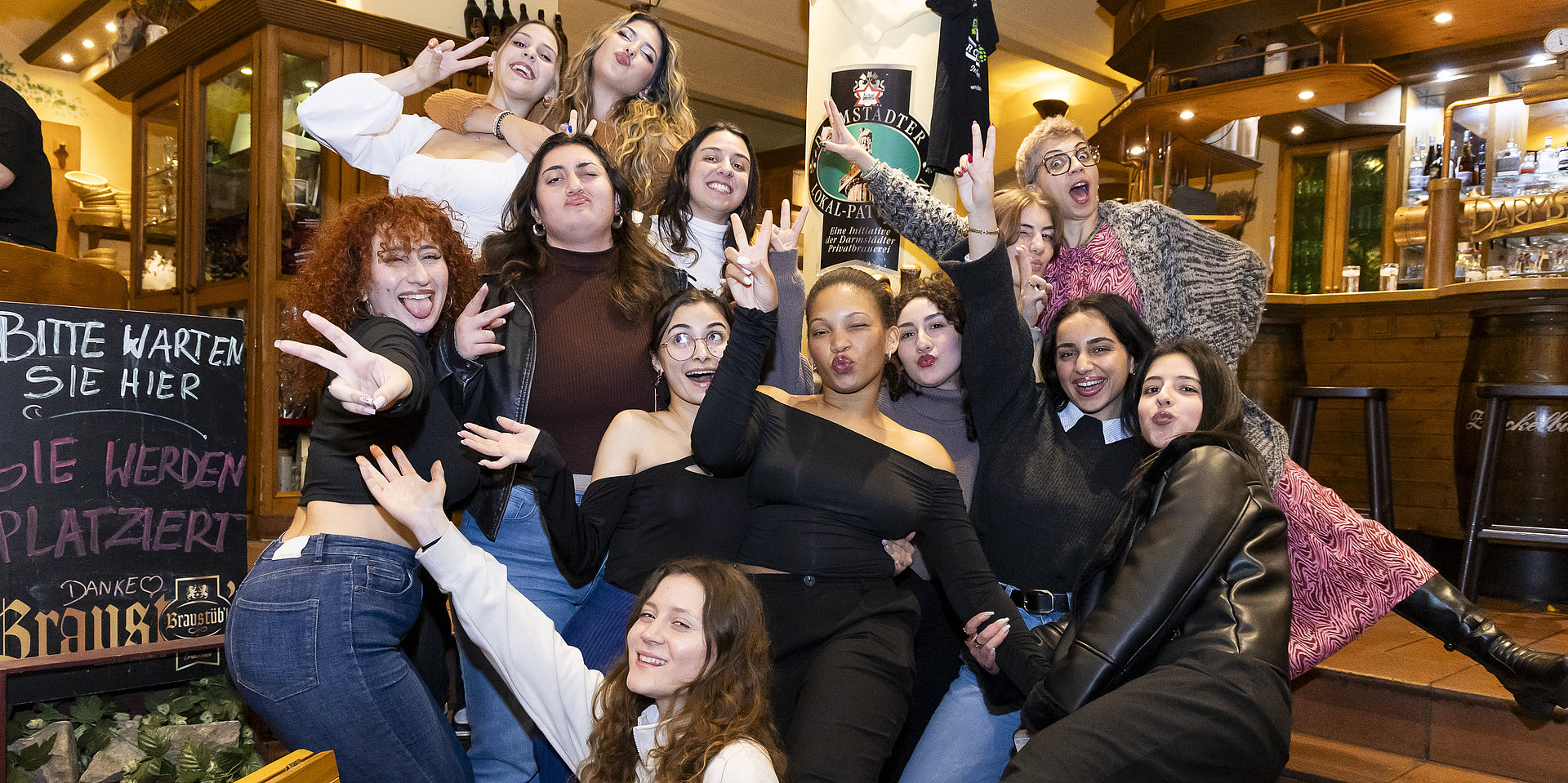 Studentinnen bei einem gemeinsamen Gruppenfoto.