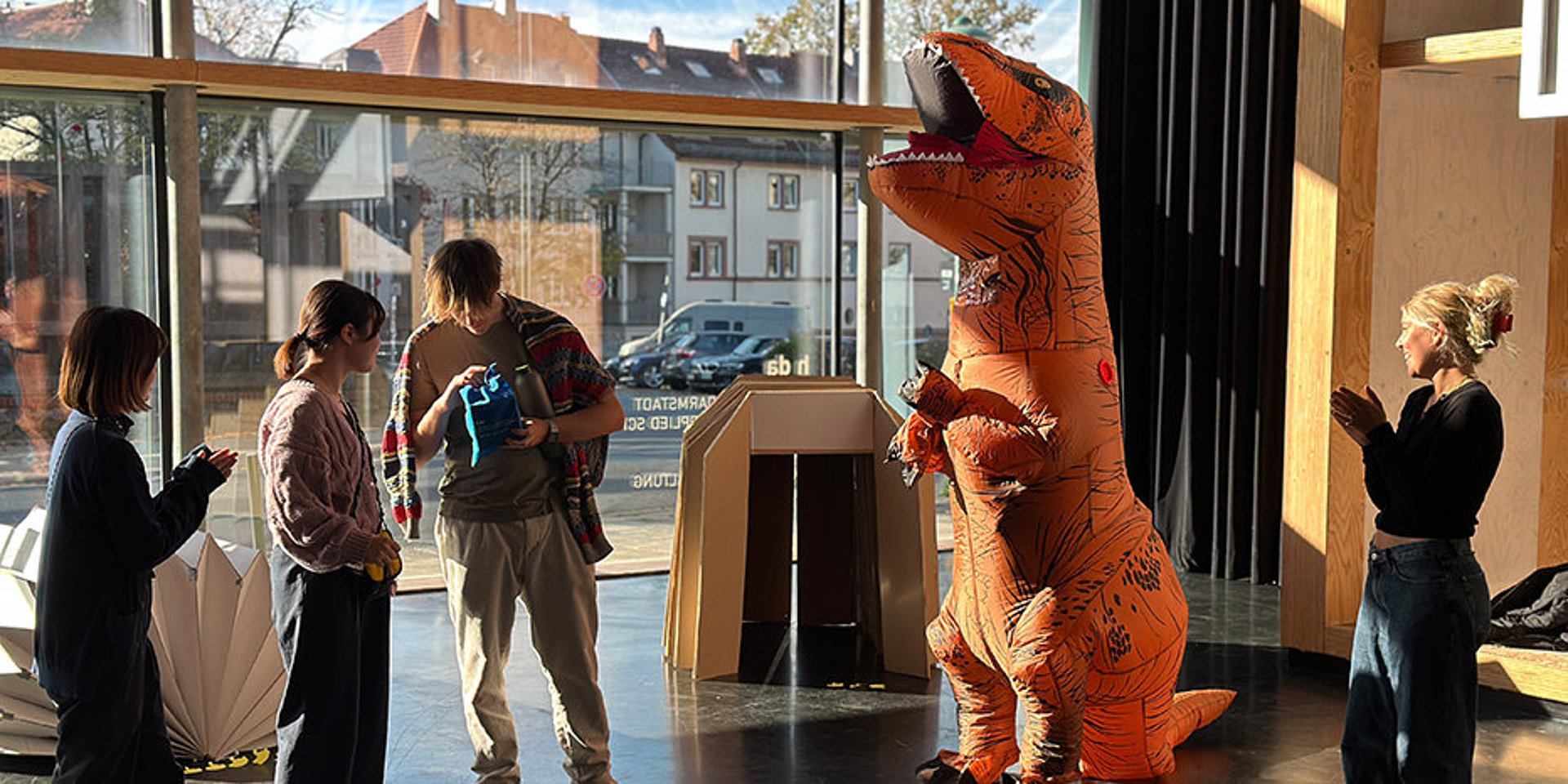 Studierende in der Eingangshalle des Fachbereichs Gestaltung an der Mathildenhöhe.