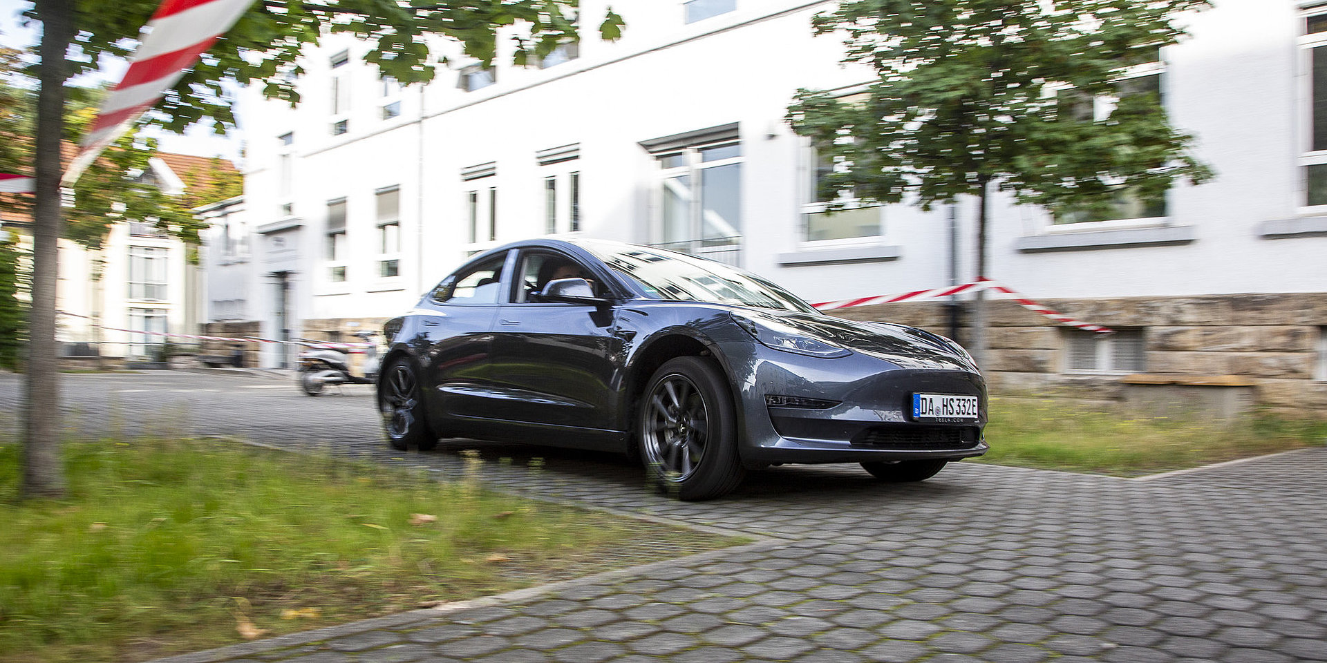 Auto fährt schnell um die Kurve.