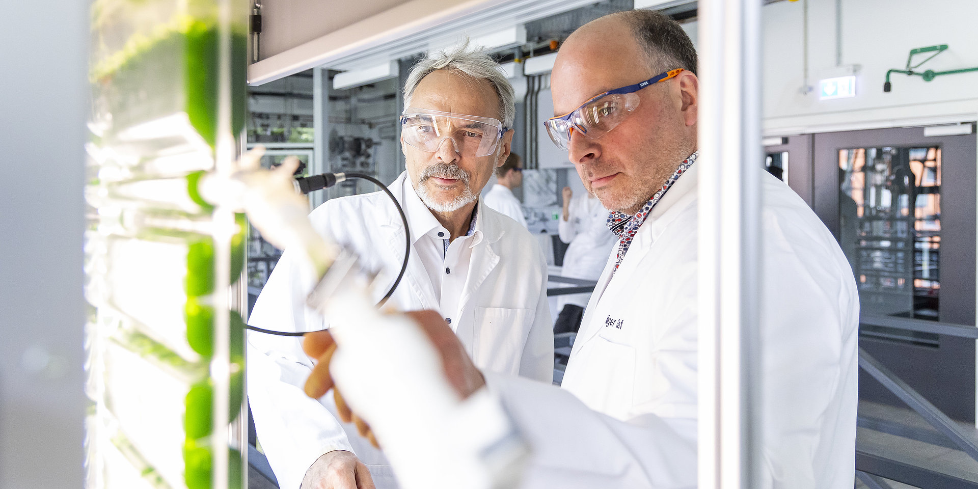 Prof. Dr. Rüdiger Graf (right) and Dr. Gerd Klock (left) from h_da.