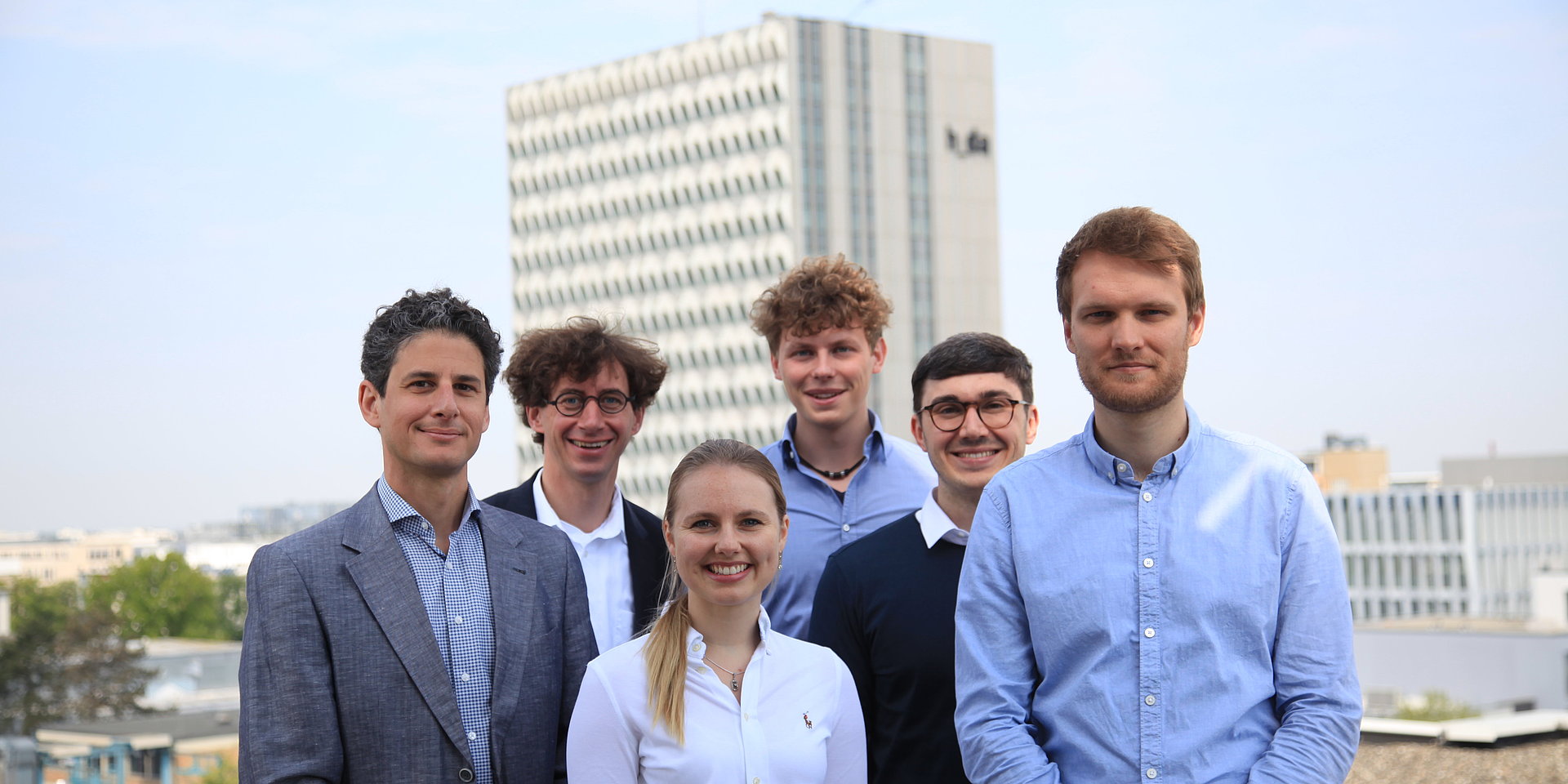 Gruppenbild des Teams daFNE vor dem Hochschulgebäude.