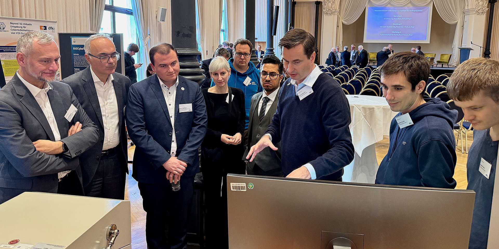 Professor Valentin mit einer Gruppe von Workshop-Teilnehmenden 