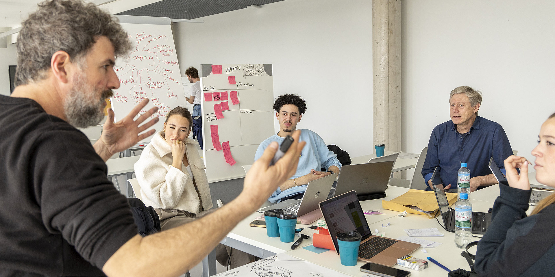 Studierende besprechen sich mit ihren Professoren.