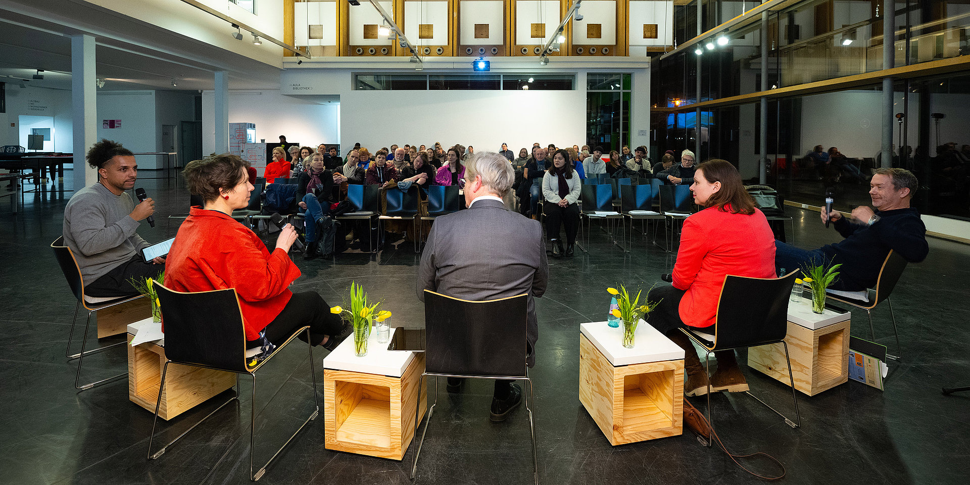 Das Auditorium aus Sicht der vier Referentinnen und Referenten.