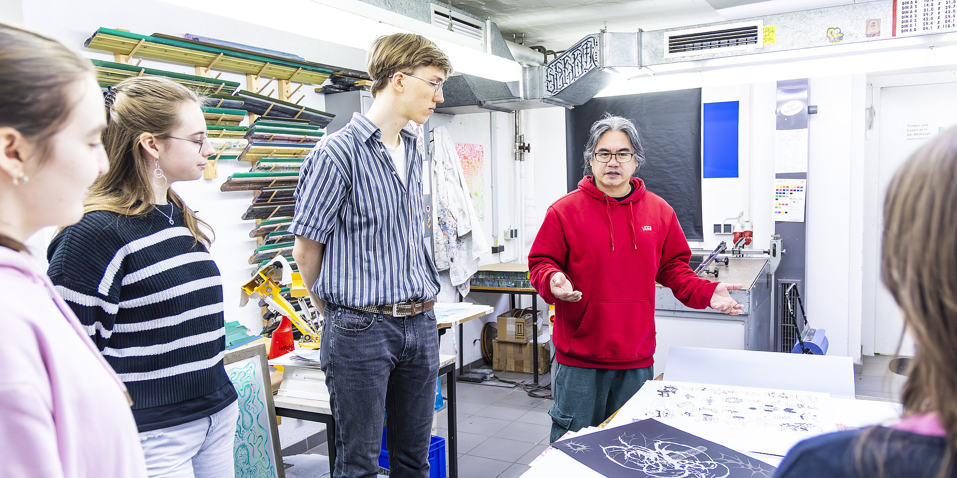 Studierende in der Siebdruckwerkstatt am Fachbereich Gestaltung.
