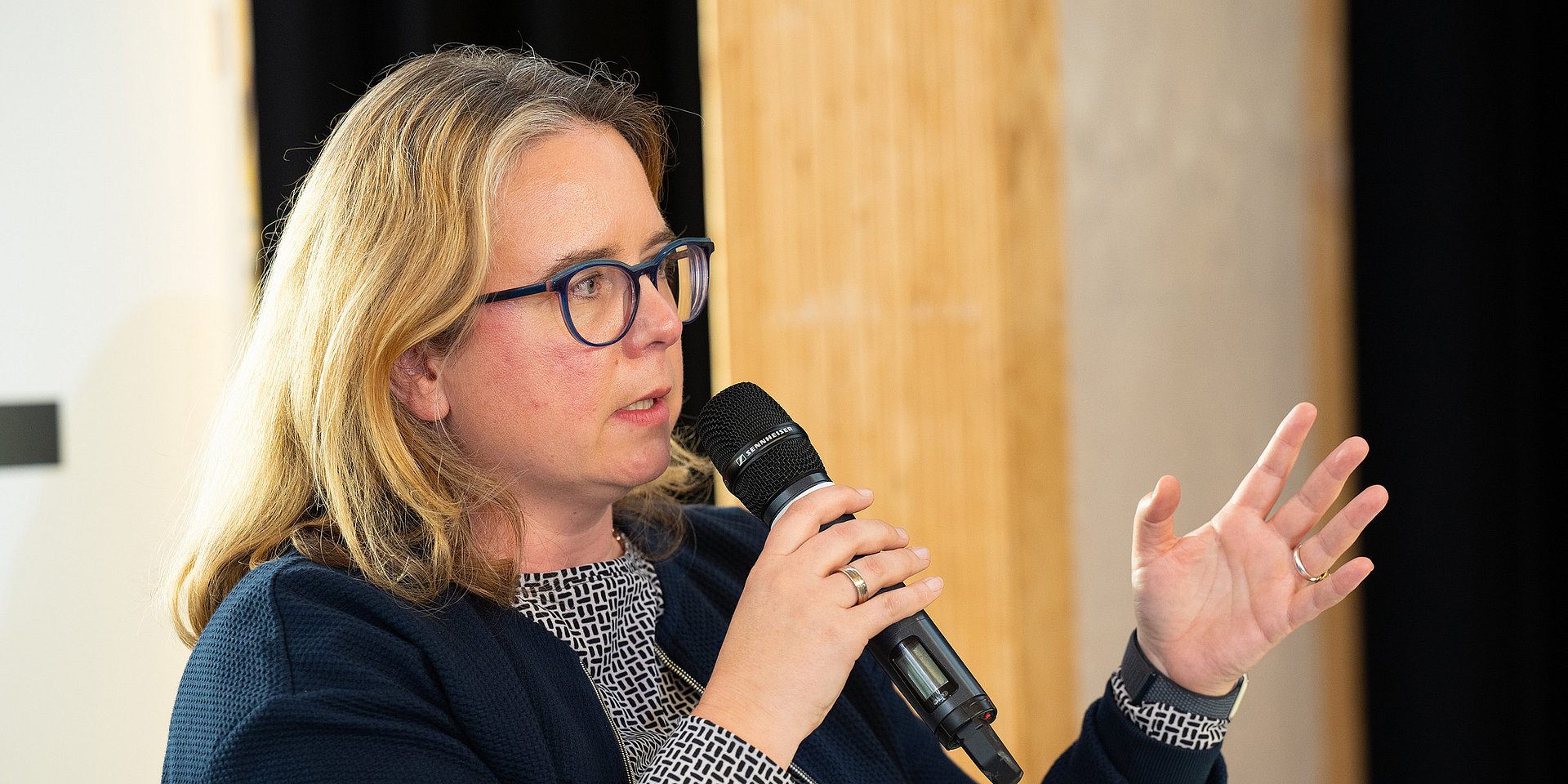 Charlotte Dany spricht und gestikuliert mit den Händen.