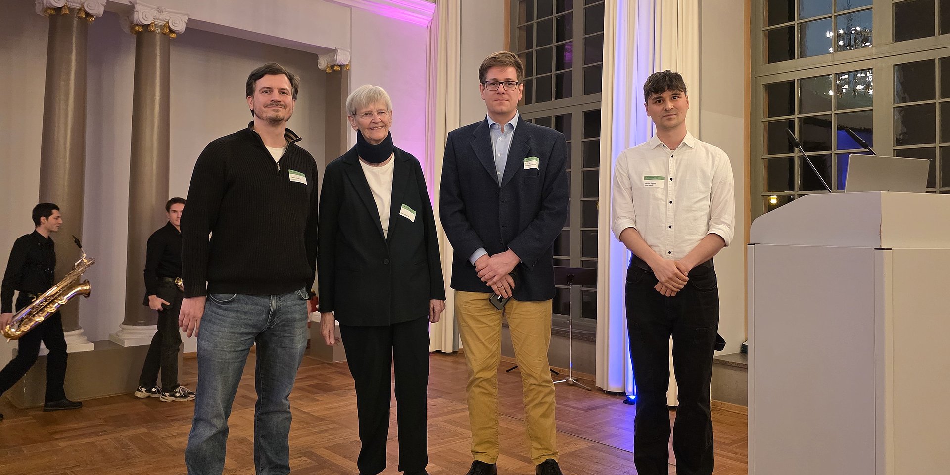 Startup-Team: Tobias Combé (links) und Darius Dinger (rechts) mit Dörte Wörner und Prof. Dr. Markus Döhring.