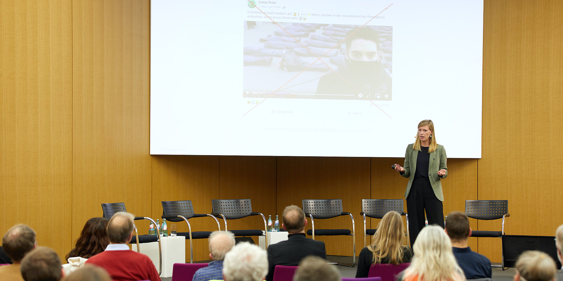 Carla Hustedt während Ihres Vortrages in der Schader-Stiftung.