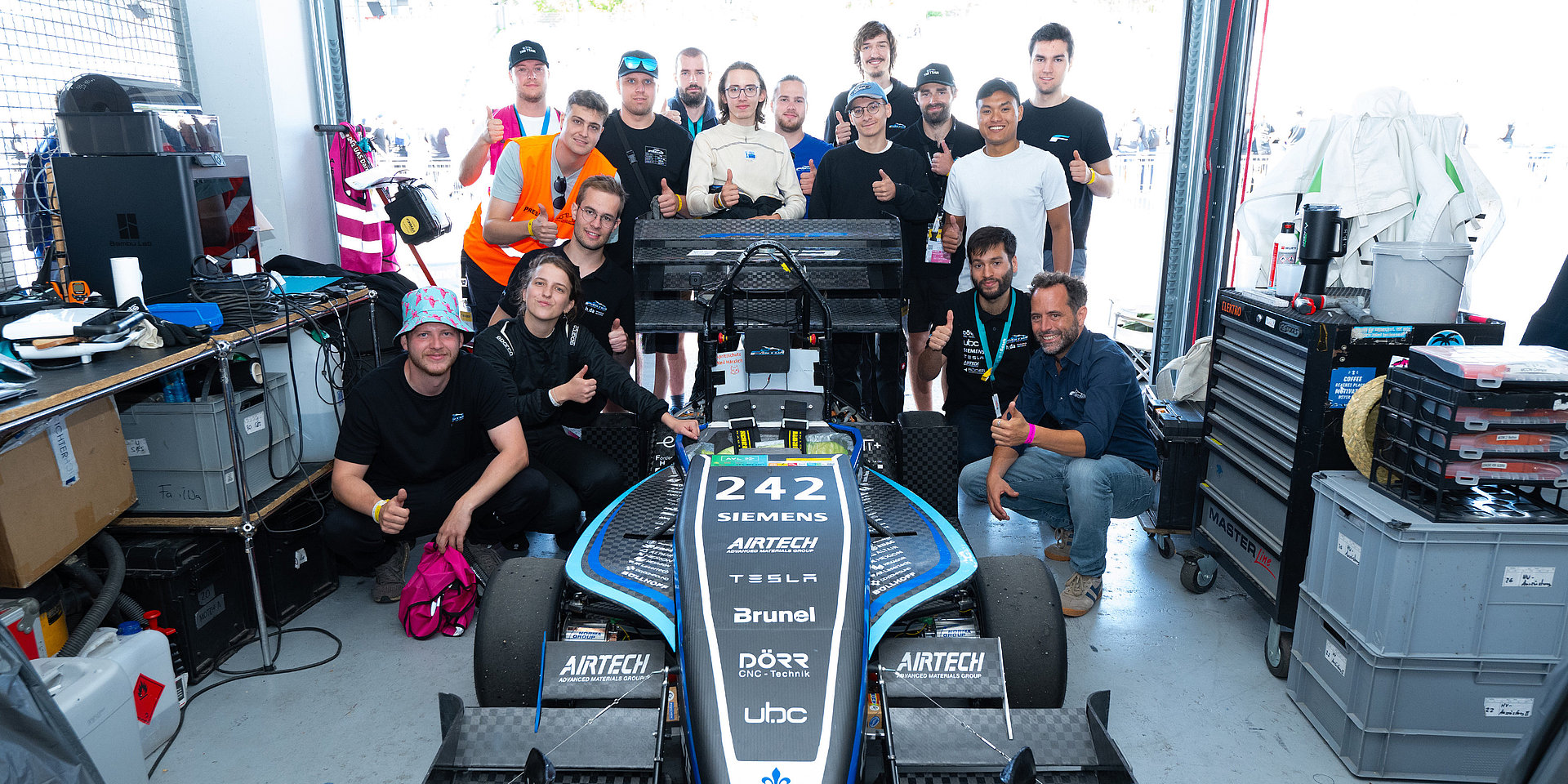 Teamfoto im Pit.