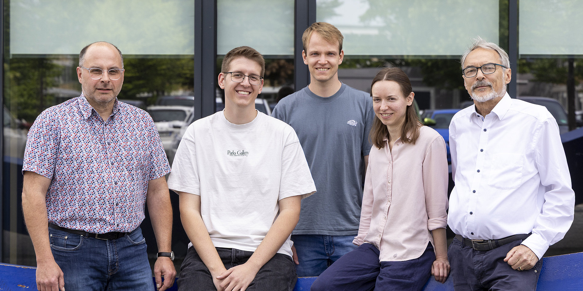 Das Team, bestehend aus zwei Studierenden, einer Doktorandin und zwei Professoren, arbeitet an dem Algenprojekt.