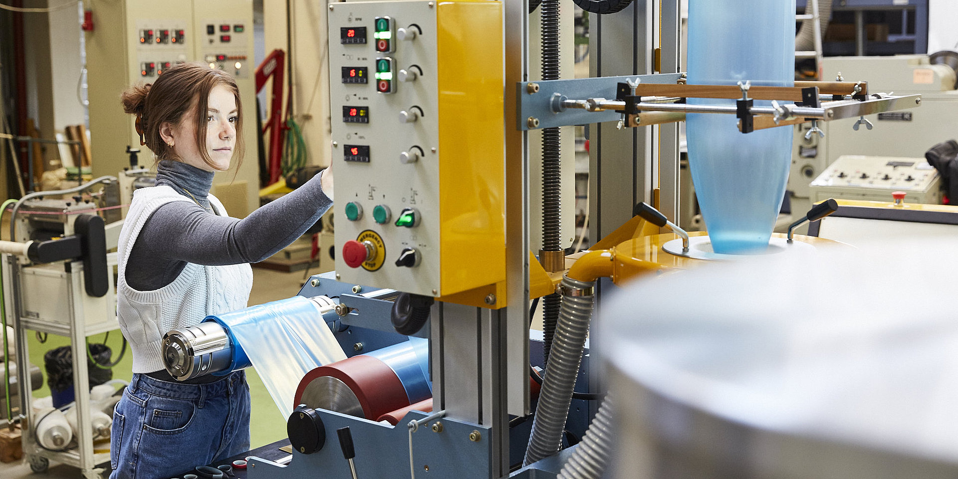 Studentin an einer Kunststofftechnik-Maschine.