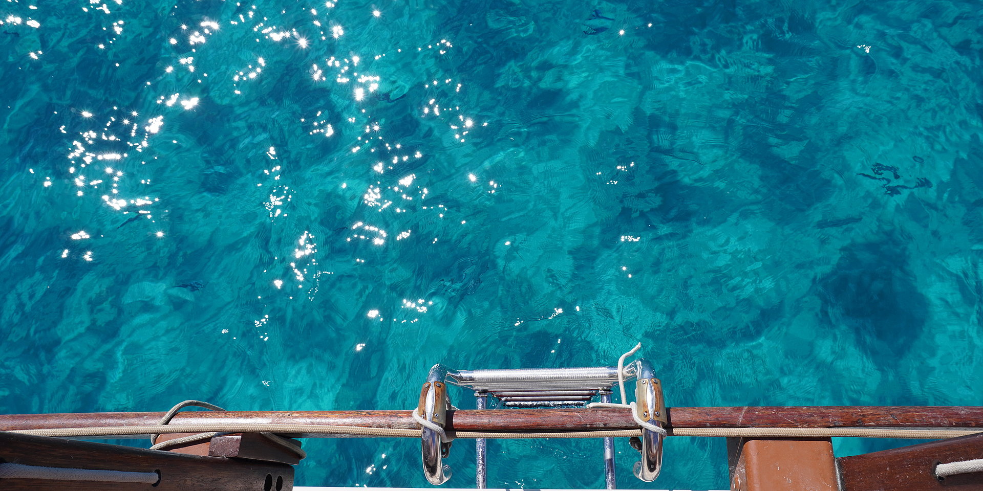 Blick vom Boot auf das Wasser.