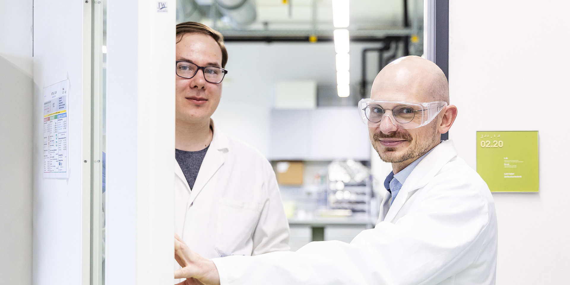 Zellbiologe Prof. Dr. Michael Becker und Doktorand Lennart Suckow im Labor.