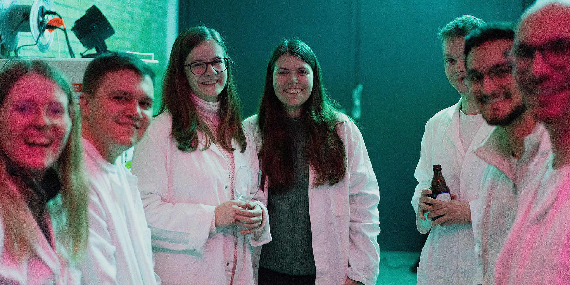 Studentisches Team in weißen Laborkitteln in der Wasserbauhalle