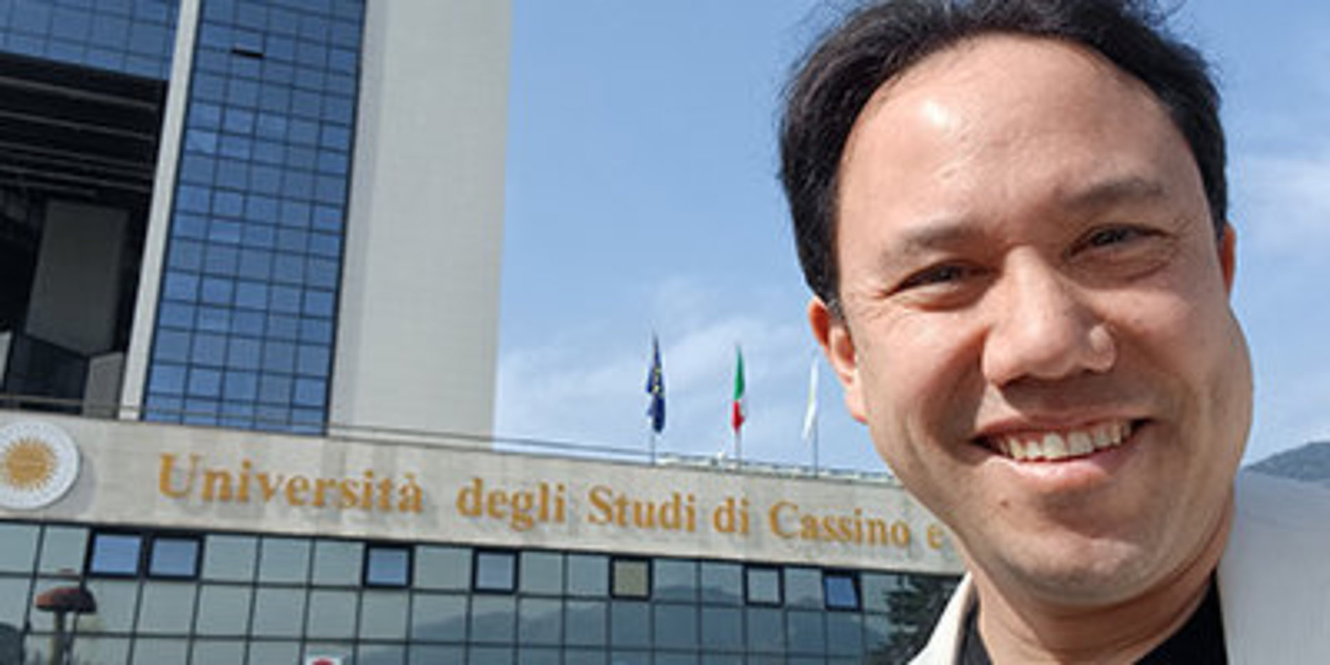 Heiko Rochholz vor dem Hauptgebäude der Universität Cassino.