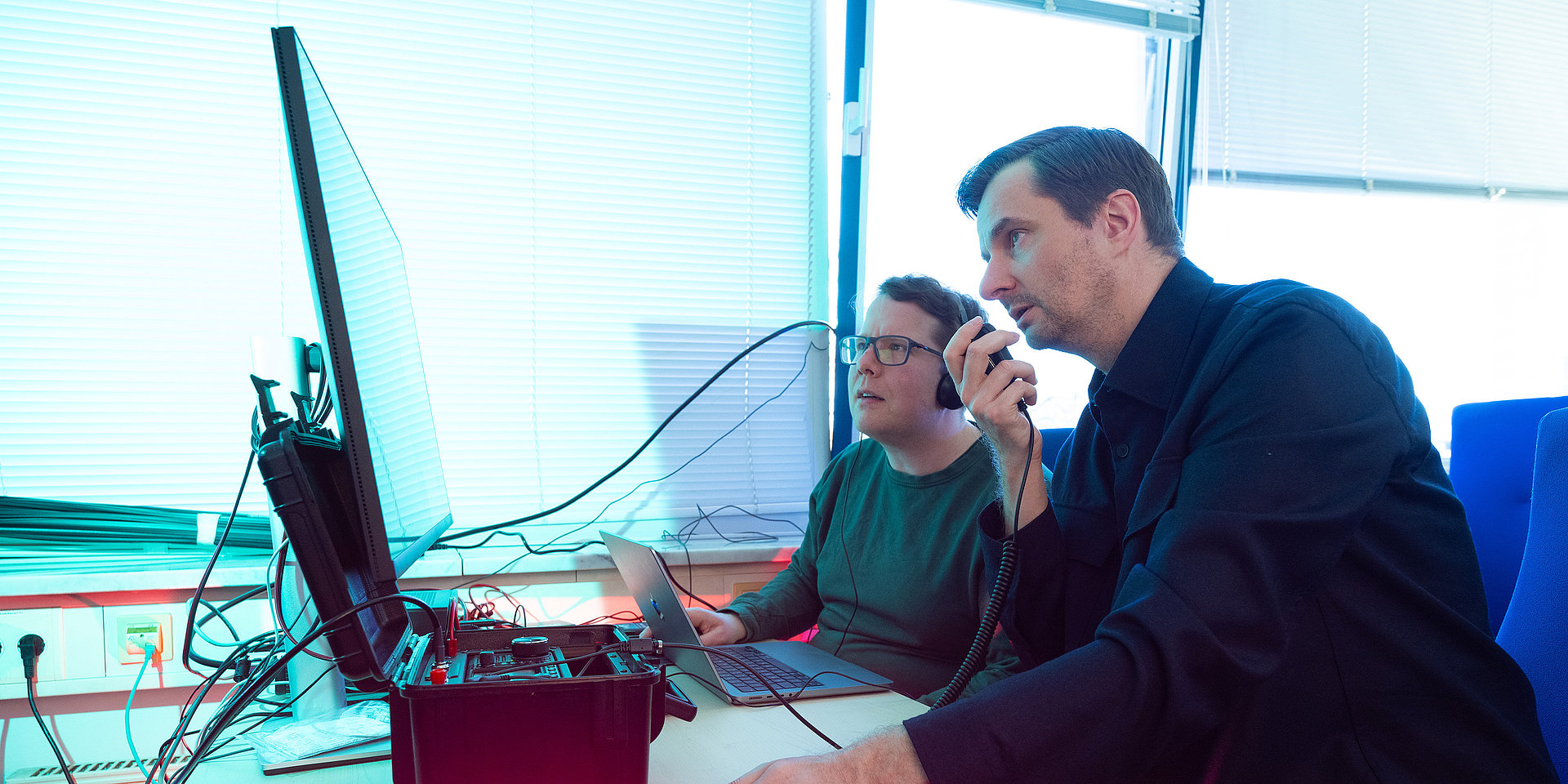 Prof. Valentin spricht in ein Funkgerät.