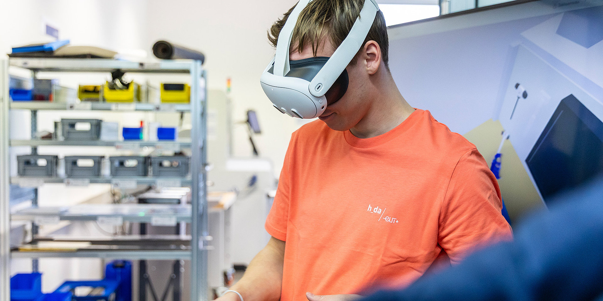 Studierender experimentiert mit einer VR-Brille.