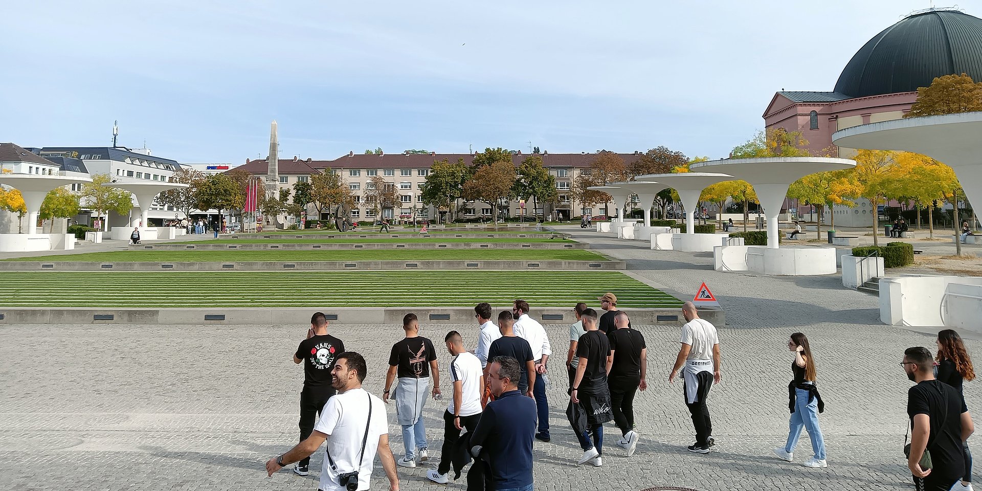 Studierende aus Zypern erkunden das Staatstheater Darmstadt.