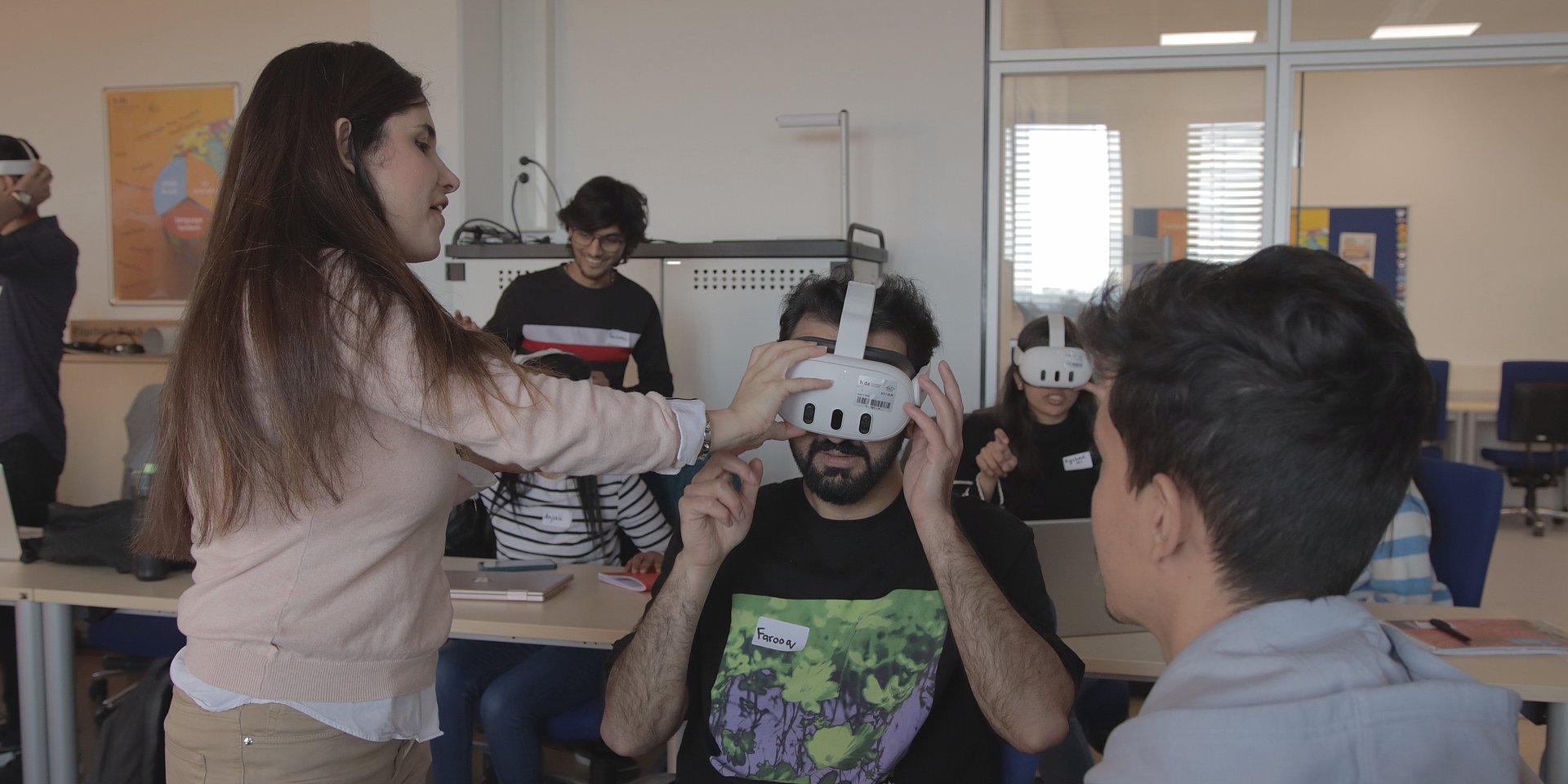 Gruppe von Studierenden, die mit VR-Brillen experimentieren.